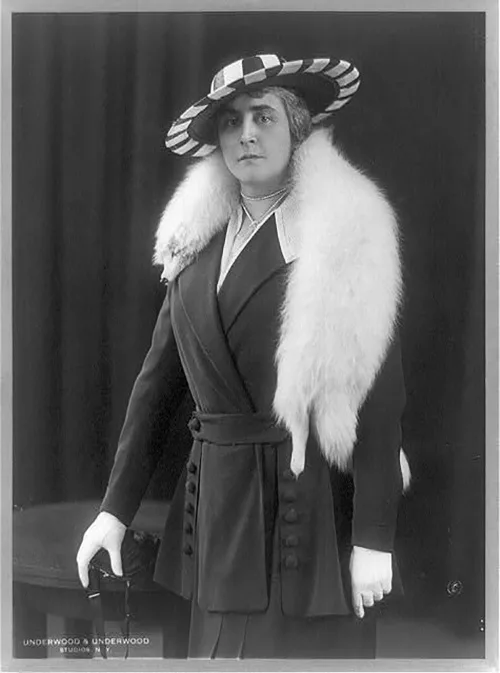 Figure 5.4 Philanthropist Anne Morgan, wife of banker and industrialist J.P. Morgan, wearing a fur stole circa 1915. (credit: “Anne Morgan, wearing fur stole, ca. 1915” by “Elisa.rolle”/Wikimedia Commons, Public Domain)